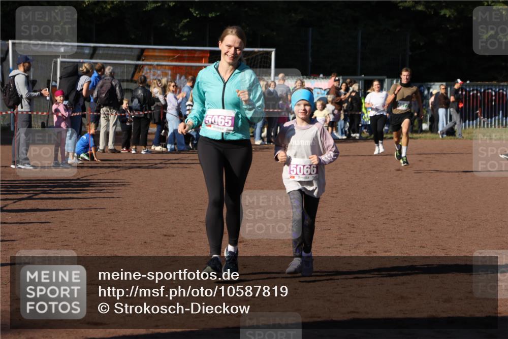 27.09.2026 - 35. Volkslauf durch das schöne Alstertal Strokosch-Dieckow http://msf.ph/oto/10587819 27.09.2026 10:49:11 Ziel 5065, 5066, 4077, 5065, 5066 meine-sportfotos.de