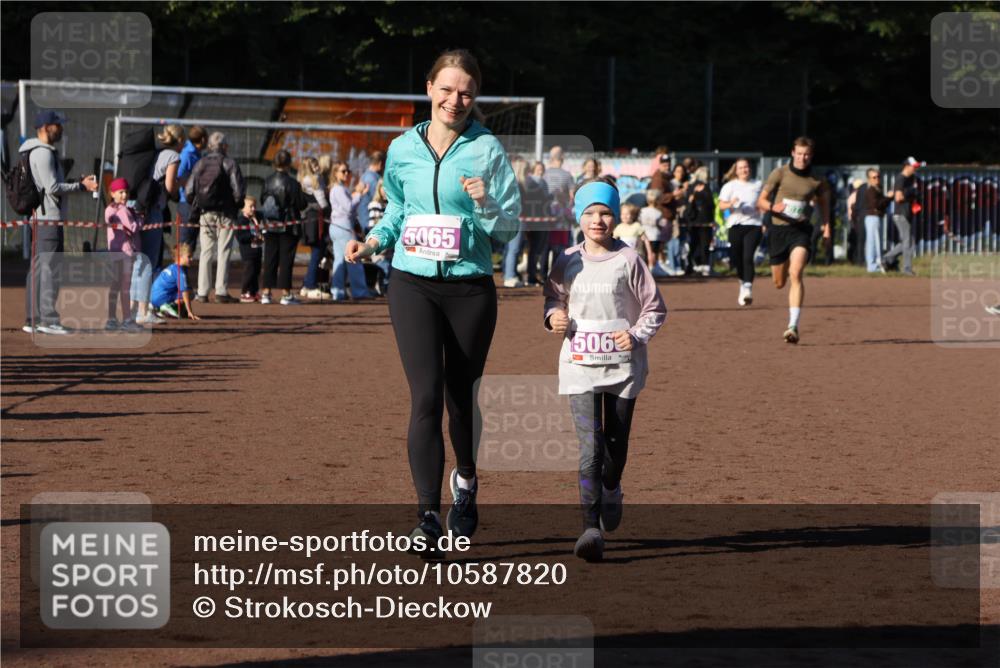 27.09.2026 - 35. Volkslauf durch das schöne Alstertal Strokosch-Dieckow http://msf.ph/oto/10587820 27.09.2026 10:49:11 Ziel 5065, 506, 4077, 5065, 5066 meine-sportfotos.de