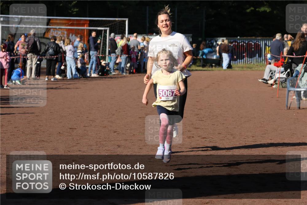 27.09.2026 - 35. Volkslauf durch das schöne Alstertal Strokosch-Dieckow http://msf.ph/oto/10587826 27.09.2026 10:49:22 Ziel 5067, 5057, 5067 meine-sportfotos.de