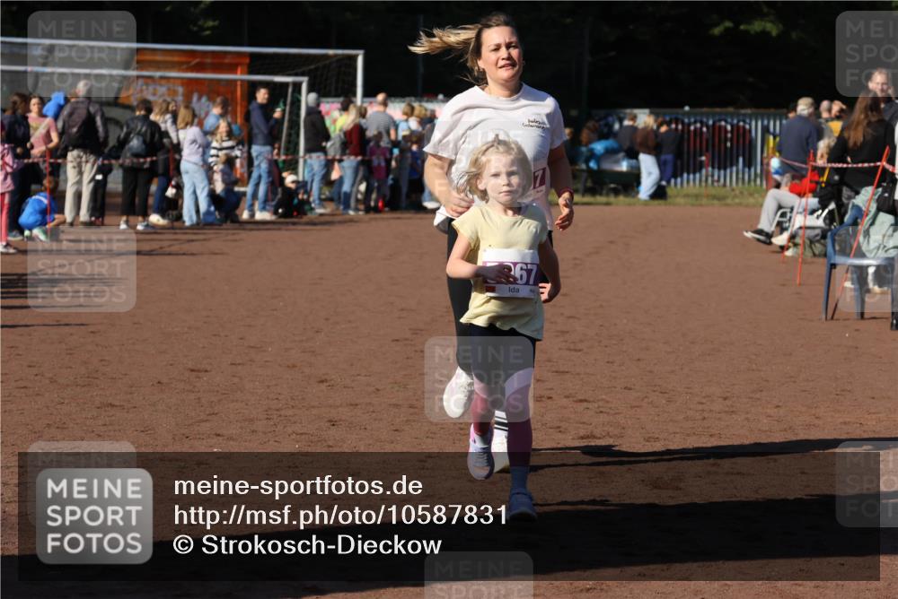 27.09.2026 - 34. Volkslauf durch das schöne Alstertal Strokosch-Dieckow http://msf.ph/oto/10587831 27.09.2026 10:49:22 Ziel 367, 5057, 5067 meine-sportfotos.de