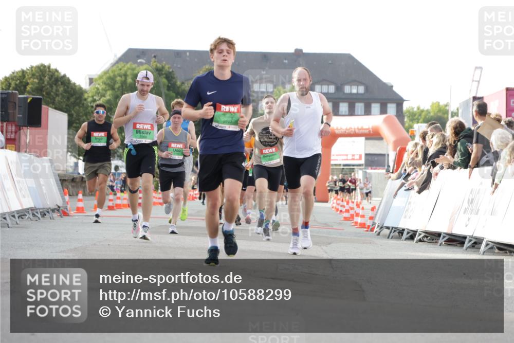 03.10.2026 - Köhlbrandbrückenlauf Yannick Fuchs http://msf.ph/oto/10588299 03.10.2026 16:07:36 Ziel 7066, 7242, 7312, 7404, 7405, 7406, 7765, 7907, 8314, 8497, 8968, 9666, 9797, 9822 meine-sportfotos.de