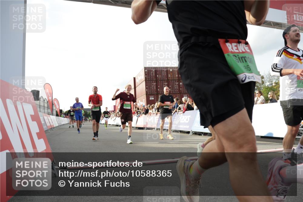 03.10.2026 - Köhlbrandbrückenlauf Yannick Fuchs http://msf.ph/oto/10588365 03.10.2026 16:08:25 Ziel 7583, 7762, 7996, 8187, 8306, 8374, 8408, 8510, 8592, 8635, 8646, 8647, 8712, 8840, 9540, 9731, 9800 meine-sportfotos.de