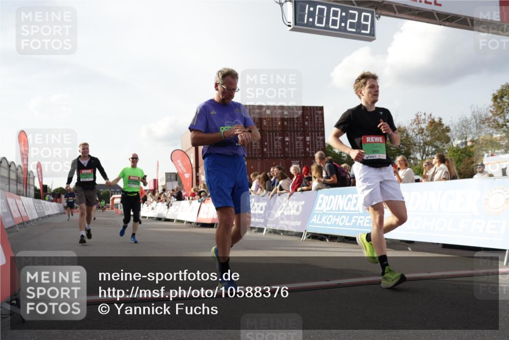 03.10.2026 - Köhlbrandbrückenlauf Yannick Fuchs http://msf.ph/oto/10588376 03.10.2026 16:08:29 Ziel 7700, 7762, 8187, 8374, 8408, 8510, 8524, 8525, 8592, 8635, 8646, 8647, 8712, 8840, 9540, 9731, 9800 meine-sportfotos.de
