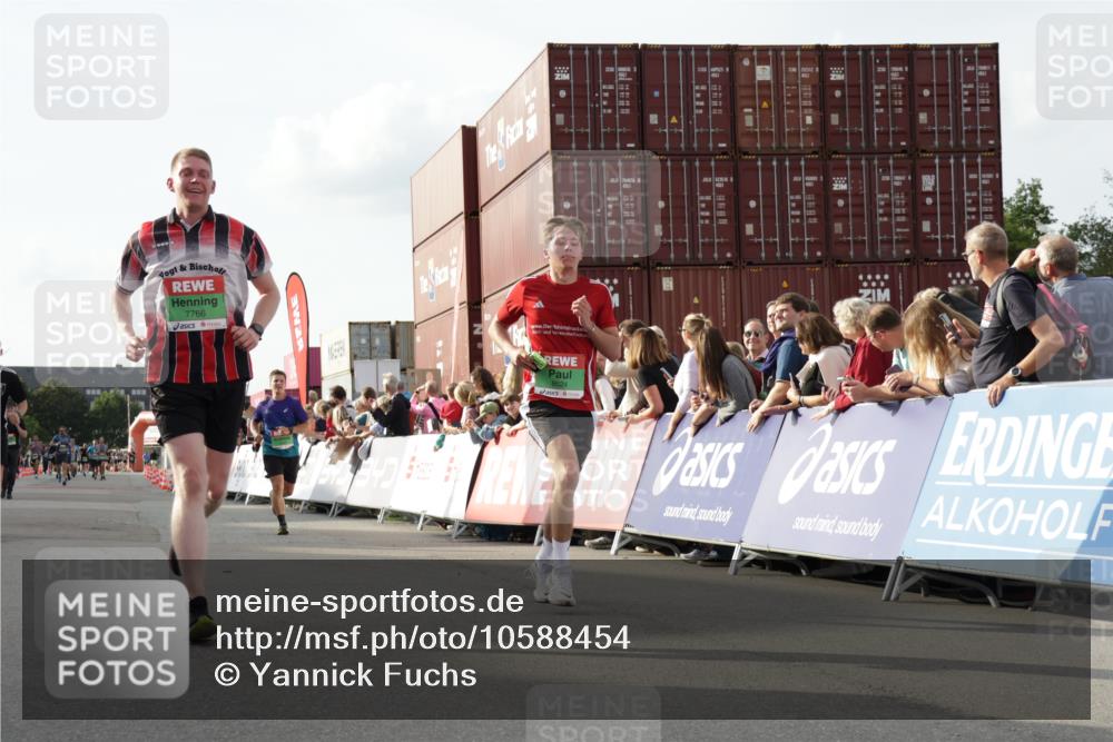 03.10.2026 - Köhlbrandbrückenlauf Yannick Fuchs http://msf.ph/oto/10588454 03.10.2026 16:08:57 Ziel 7642, 7766, 7910, 8157, 8624, 8832 meine-sportfotos.de
