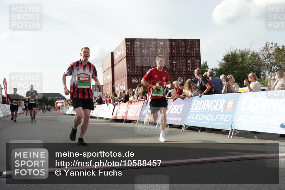 03.10.2026 - Köhlbrandbrückenlauf Yannick Fuchs http://msf.ph/oto/10588457 03.10.2026 16:08:58 Ziel 7642, 7766, 7910, 8157, 8624, 8832 meine-sportfotos.de