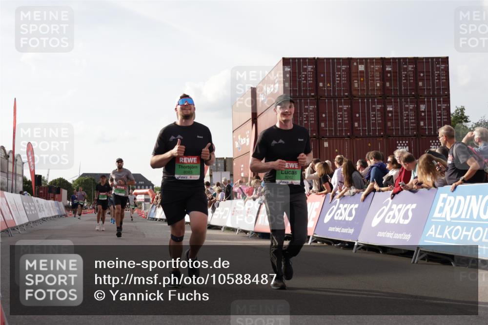 03.10.2026 - Köhlbrandbrückenlauf Yannick Fuchs http://msf.ph/oto/10588487 03.10.2026 16:09:08 Ziel 7322, 8083, 8262, 8682, 9020, 9158, 9159, 9735 meine-sportfotos.de