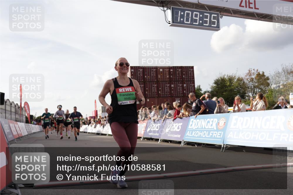 03.10.2026 - Köhlbrandbrückenlauf Yannick Fuchs http://msf.ph/oto/10588581 03.10.2026 16:09:36 Ziel 7326, 7598, 8085, 8126, 8249, 8268, 8347, 8359, 8405, 8513, 8550, 8618, 8649, 8962 meine-sportfotos.de