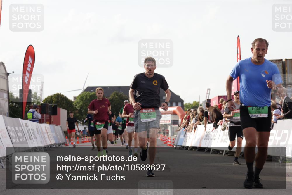 03.10.2026 - Köhlbrandbrückenlauf Yannick Fuchs http://msf.ph/oto/10588627 03.10.2026 16:09:53 Ziel 7074, 7124, 7191, 7569, 7582, 7671, 7800, 7895, 8148, 8440, 8542, 8661, 8907 meine-sportfotos.de