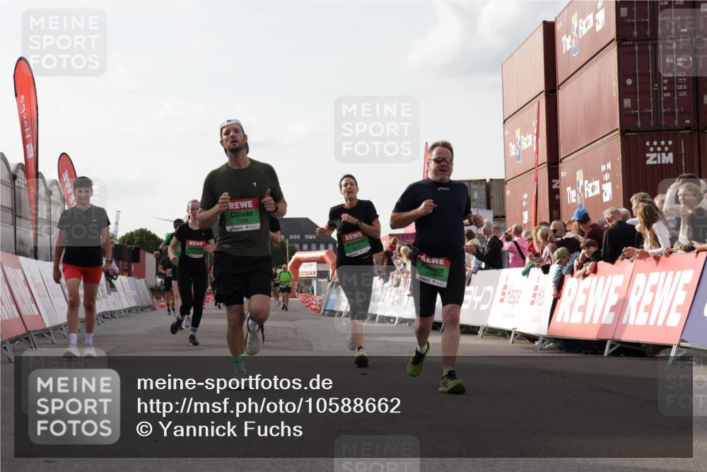 03.10.2026 - Köhlbrandbrückenlauf Yannick Fuchs http://msf.ph/oto/10588662 03.10.2026 16:10:09 Ziel 7586, 7986, 8342, 8477, 8671, 8831, 9018, 9052 meine-sportfotos.de