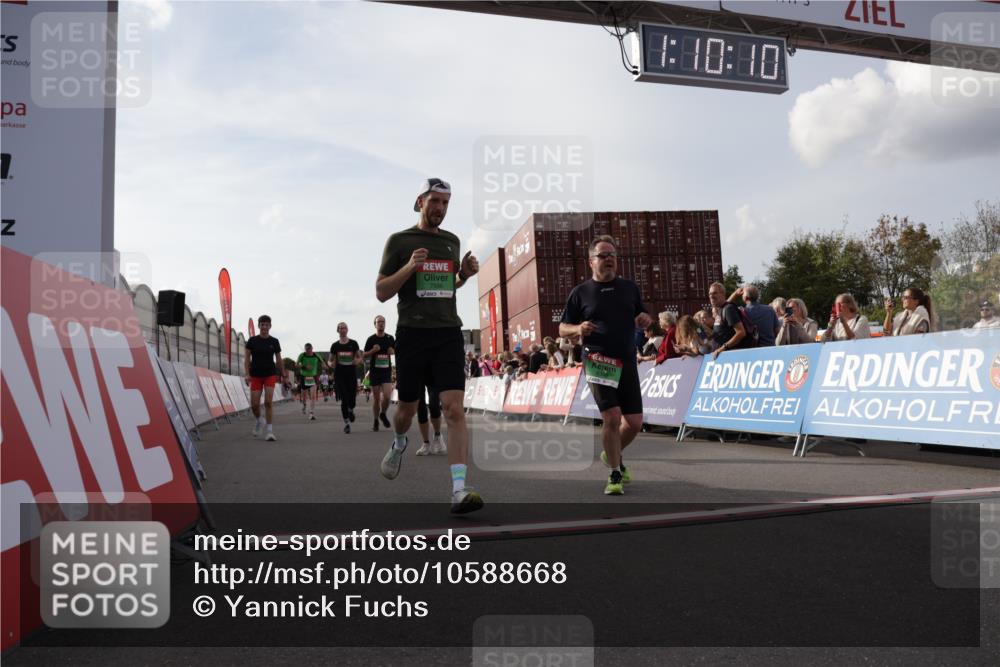 03.10.2026 - Köhlbrandbrückenlauf Yannick Fuchs http://msf.ph/oto/10588668 03.10.2026 16:10:11 Ziel 7038, 7586, 7986, 8342, 8477, 8515, 8671, 9018, 9052 meine-sportfotos.de