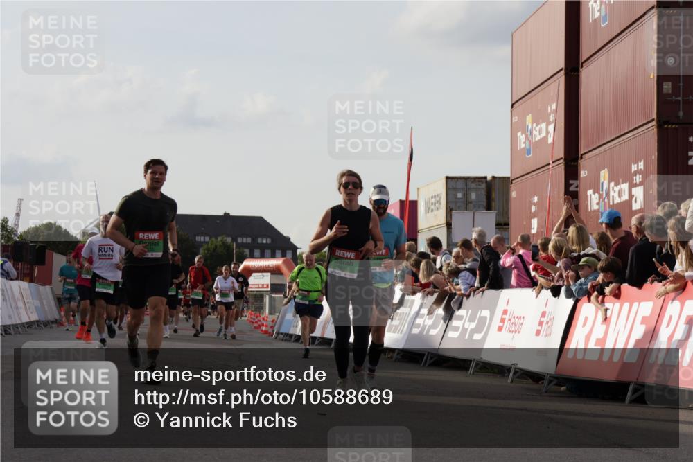 03.10.2026 - Köhlbrandbrückenlauf Yannick Fuchs http://msf.ph/oto/10588689 03.10.2026 16:10:17 Ziel 7038, 7986, 8338, 8465, 8477, 8515, 8559, 8671, 8906, 8921, 9018, 9052, 9135, 9401 meine-sportfotos.de