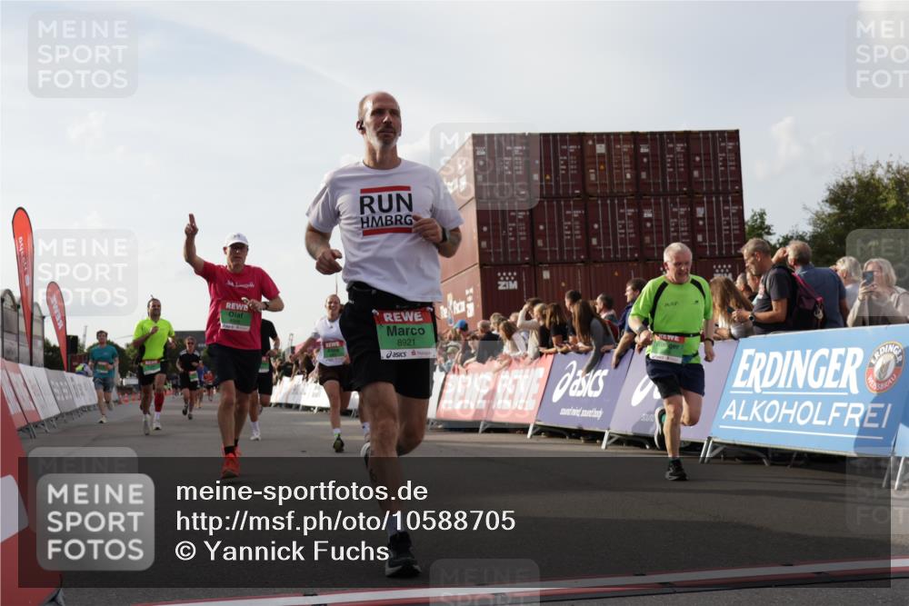 03.10.2026 - Köhlbrandbrückenlauf Yannick Fuchs http://msf.ph/oto/10588705 03.10.2026 16:10:24 Ziel 7038, 7040, 8164, 8338, 8446, 8465, 8515, 8559, 8748, 8906, 8921, 9135, 9401, 9708 meine-sportfotos.de
