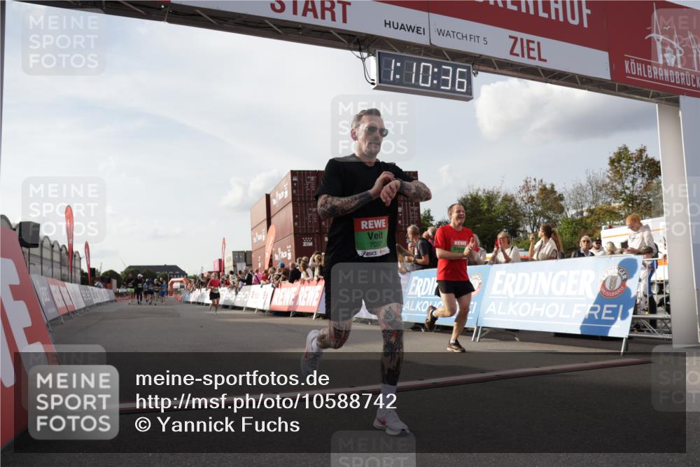 03.10.2026 - Köhlbrandbrückenlauf Yannick Fuchs http://msf.ph/oto/10588742 03.10.2026 16:10:37 Ziel 7037, 7053, 7663, 7868, 7869, 8368, 8416, 8939 meine-sportfotos.de