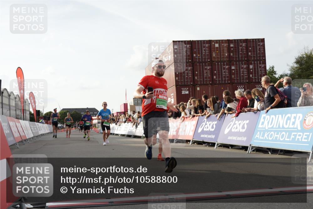 03.10.2026 - Köhlbrandbrückenlauf Yannick Fuchs http://msf.ph/oto/10588800 03.10.2026 16:10:54 Ziel 7120, 7121, 7480, 7705, 7856, 8329, 8498, 9251, 9300, 9736 meine-sportfotos.de