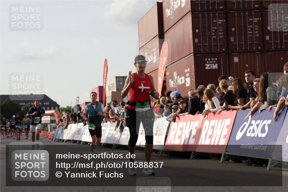 03.10.2026 - Köhlbrandbrückenlauf Yannick Fuchs http://msf.ph/oto/10588837 03.10.2026 16:11:05 Ziel 7120, 7121, 7705, 8298, 8441, 8623, 9007, 9047 meine-sportfotos.de