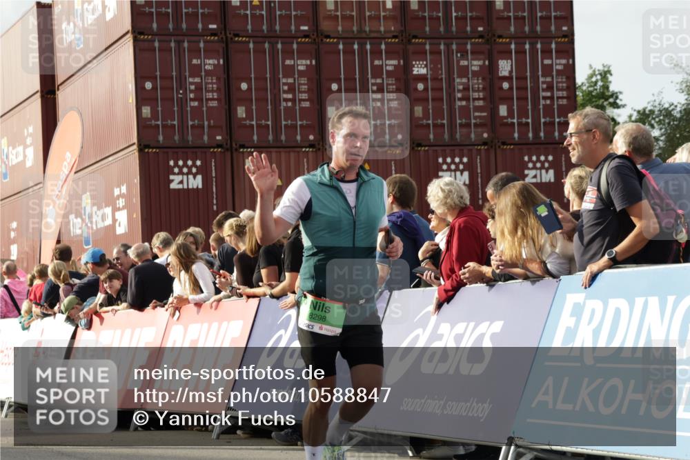 03.10.2026 - Köhlbrandbrückenlauf Yannick Fuchs http://msf.ph/oto/10588847 03.10.2026 16:11:09 Ziel 8298, 8441, 8623, 9007, 9047 meine-sportfotos.de