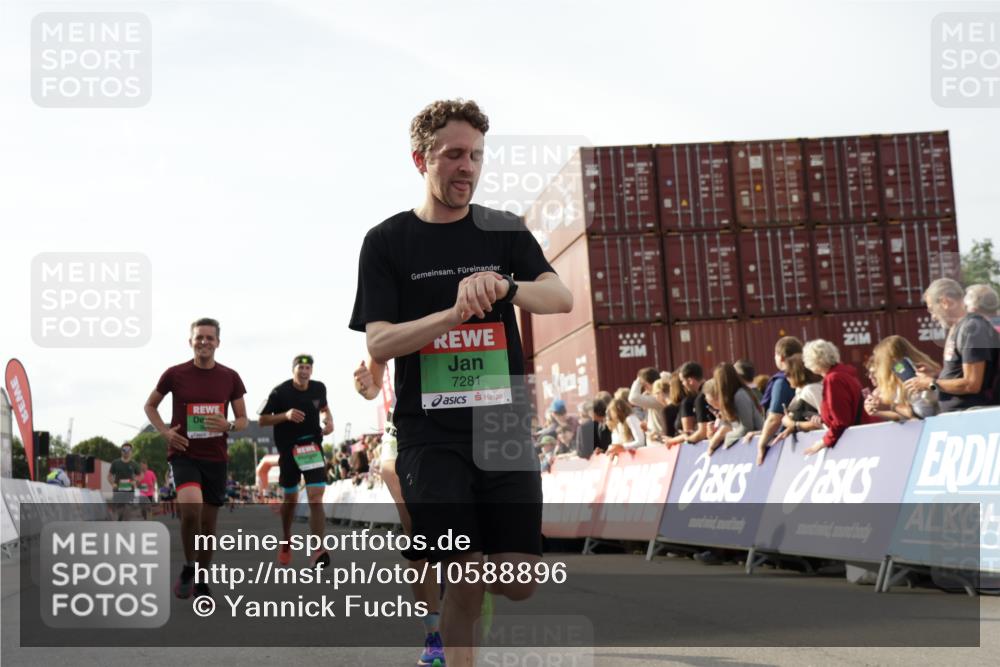 03.10.2026 - Köhlbrandbrückenlauf Yannick Fuchs http://msf.ph/oto/10588896 03.10.2026 16:11:24 Ziel 7070, 7281, 7500, 7732, 7733, 8060, 8113, 8464, 9041, 9756, 9775 meine-sportfotos.de