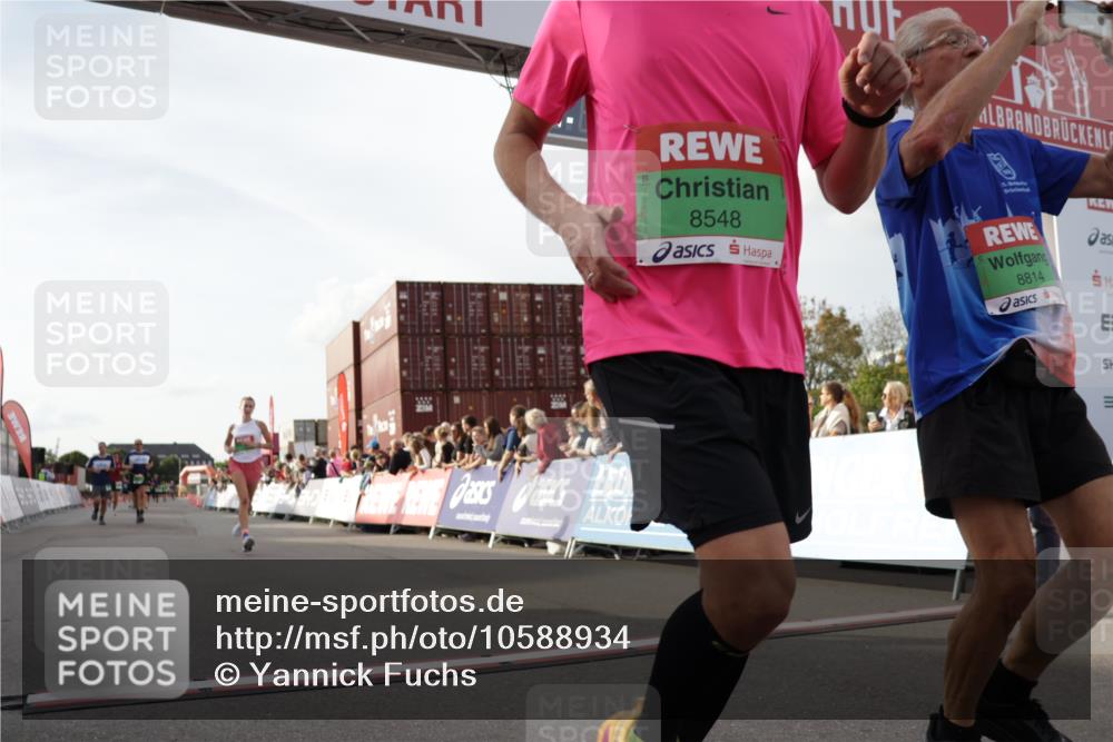 03.10.2026 - Köhlbrandbrückenlauf Yannick Fuchs http://msf.ph/oto/10588934 03.10.2026 16:11:36 Ziel 7070, 7113, 7772, 8312, 8411, 8434, 8475, 8548, 8814, 9756 meine-sportfotos.de