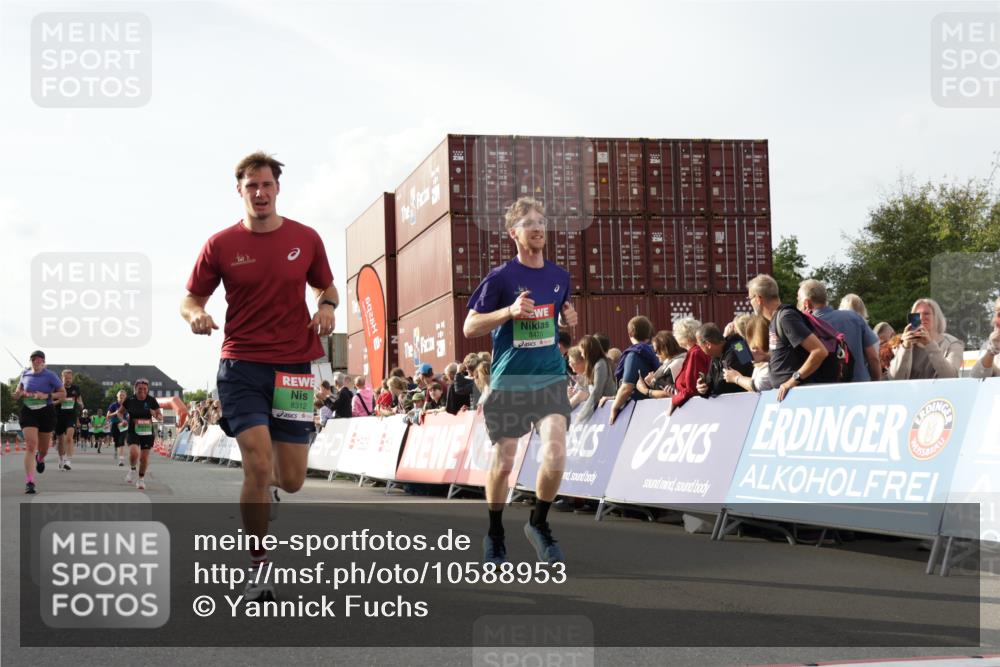 03.10.2026 - Köhlbrandbrückenlauf Yannick Fuchs http://msf.ph/oto/10588953 03.10.2026 16:11:43 Ziel 7113, 7303, 7516, 7972, 8312, 8331, 8411, 8475, 8680, 9726 meine-sportfotos.de