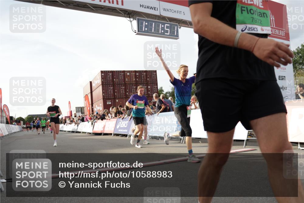 03.10.2026 - Köhlbrandbrückenlauf Yannick Fuchs http://msf.ph/oto/10588983 03.10.2026 16:11:52 Ziel 7303, 7516, 7972, 7975, 8331, 8421, 8422, 8538, 8680, 8777, 9755 meine-sportfotos.de