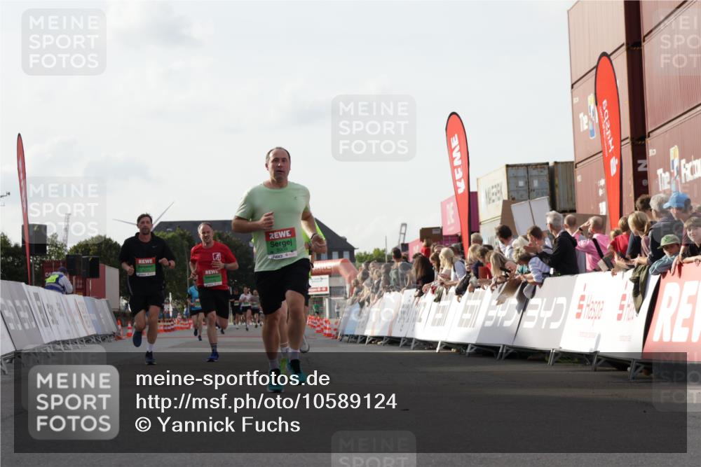 03.10.2026 - Köhlbrandbrückenlauf Yannick Fuchs http://msf.ph/oto/10589124 03.10.2026 16:12:28 Ziel 7115, 7593, 7963, 8171, 8394, 8418, 8909 meine-sportfotos.de