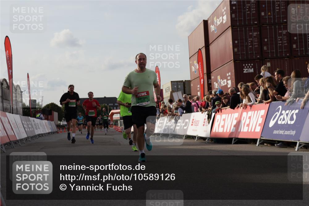 03.10.2026 - Köhlbrandbrückenlauf Yannick Fuchs http://msf.ph/oto/10589126 03.10.2026 16:12:29 Ziel 7115, 7593, 7963, 8171, 8418, 8909 meine-sportfotos.de