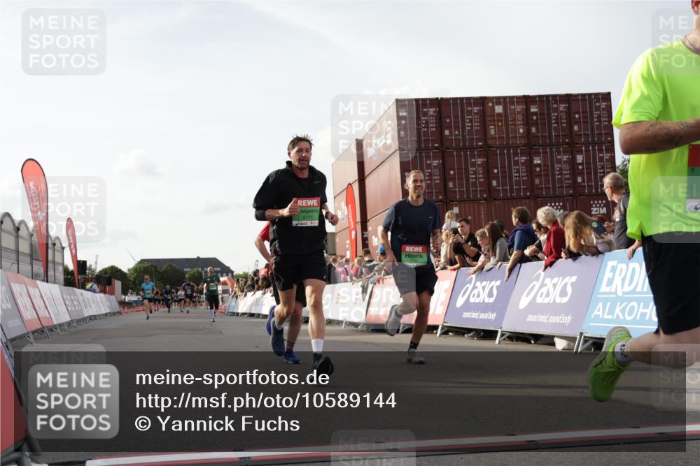 03.10.2026 - Köhlbrandbrückenlauf Yannick Fuchs http://msf.ph/oto/10589144 03.10.2026 16:12:32 Ziel 7115, 7593, 7767, 8171, 8418, 8909, 8911, 9190 meine-sportfotos.de