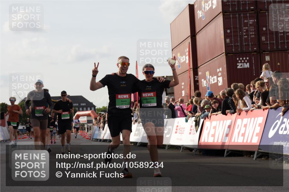 03.10.2026 - Köhlbrandbrückenlauf Yannick Fuchs http://msf.ph/oto/10589234 03.10.2026 16:12:49 Ziel 7666, 7751, 7752, 7855, 8315, 8532, 8651, 8772, 8802, 8969, 9036, 9692, 9715, 9744 meine-sportfotos.de