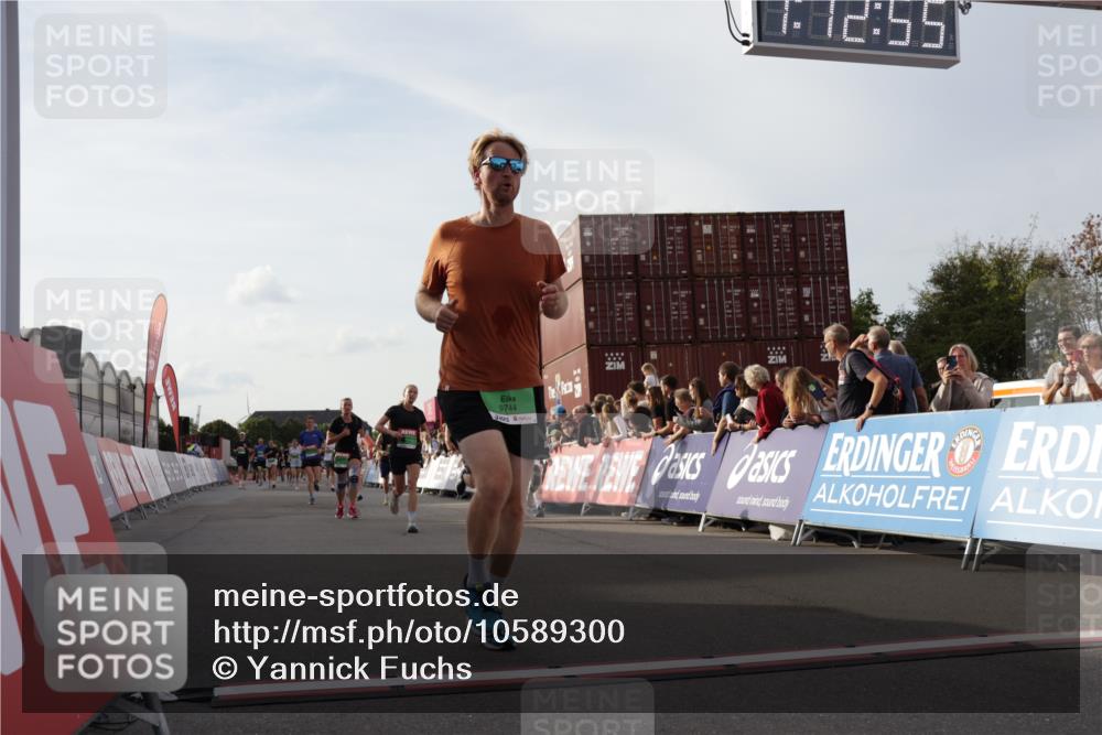 03.10.2026 - Köhlbrandbrückenlauf Yannick Fuchs http://msf.ph/oto/10589300 03.10.2026 16:12:56 Ziel 7666, 7751, 7752, 7855, 8036, 8287, 8315, 8514, 8532, 8963, 9036, 9515, 9692, 9716, 9744, 9767 meine-sportfotos.de