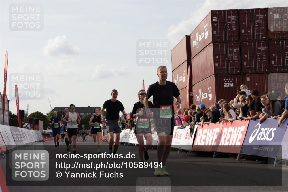 03.10.2026 - Köhlbrandbrückenlauf Yannick Fuchs http://msf.ph/oto/10589494 03.10.2026 16:13:16 Ziel 7032, 7061, 7380, 7548, 8125, 8169, 8332, 8336, 8427, 8458, 8604, 9539, 9580, 9688 meine-sportfotos.de