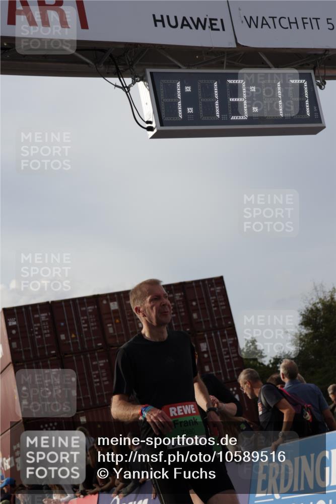 03.10.2026 - Köhlbrandbrückenlauf Yannick Fuchs http://msf.ph/oto/10589516 03.10.2026 16:13:18 Ziel 7061, 7380, 8125, 8169, 8332, 8336, 8427, 8458 meine-sportfotos.de