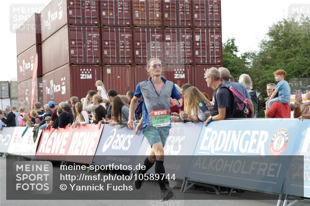 03.10.2026 - Köhlbrandbrückenlauf Yannick Fuchs http://msf.ph/oto/10589744 03.10.2026 16:13:52 Ziel 7096, 7278, 7351, 7687, 7709, 8578, 9746 meine-sportfotos.de