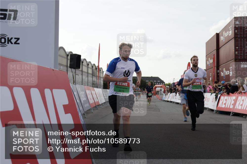 03.10.2026 - Köhlbrandbrückenlauf Yannick Fuchs http://msf.ph/oto/10589773 03.10.2026 16:13:57 Ziel 7351, 7687, 7709, 7913, 8279, 8431, 8578, 9746 meine-sportfotos.de