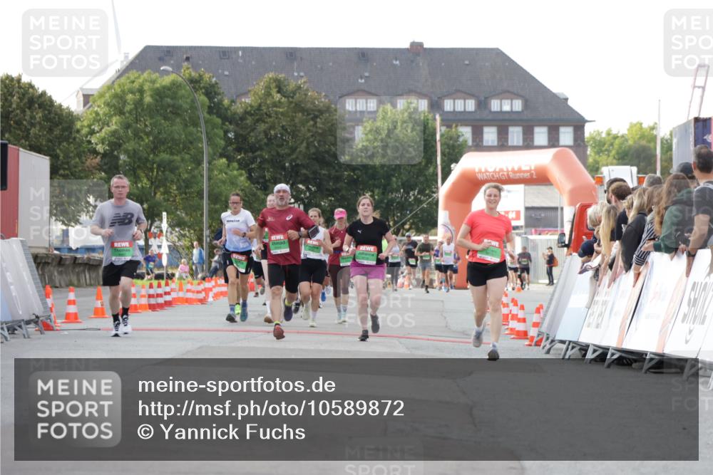 03.10.2026 - Köhlbrandbrückenlauf Yannick Fuchs http://msf.ph/oto/10589872 03.10.2026 16:14:14 Ziel 8544, 8545 meine-sportfotos.de