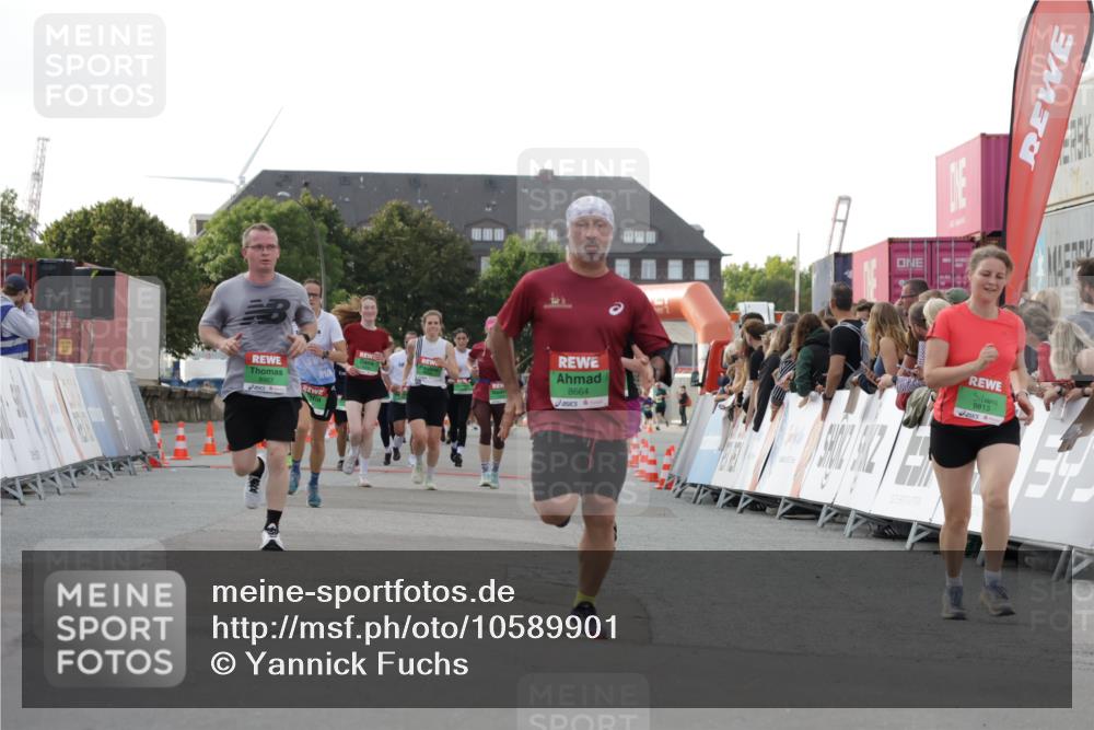 03.10.2026 - Köhlbrandbrückenlauf Yannick Fuchs http://msf.ph/oto/10589901 03.10.2026 16:14:21 Ziel 7597, 8664, 8967, 9030, 9813 meine-sportfotos.de