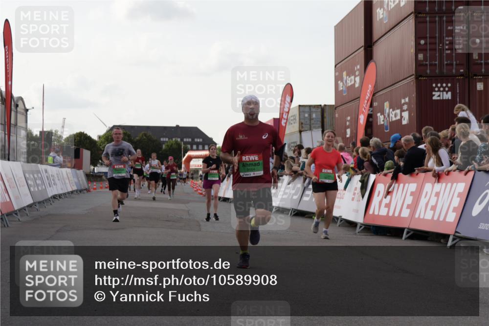 03.10.2026 - Köhlbrandbrückenlauf Yannick Fuchs http://msf.ph/oto/10589908 03.10.2026 16:14:23 Ziel 7597, 8664, 8967, 9030, 9813 meine-sportfotos.de