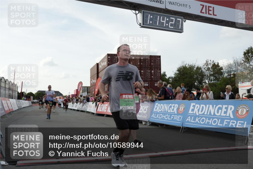 03.10.2026 - Köhlbrandbrückenlauf Yannick Fuchs http://msf.ph/oto/10589944 03.10.2026 16:14:28 Ziel 7055, 7100, 7101, 7102, 7256, 7257, 7597, 8180, 8206, 8664, 8967, 9030, 9319, 9813 meine-sportfotos.de