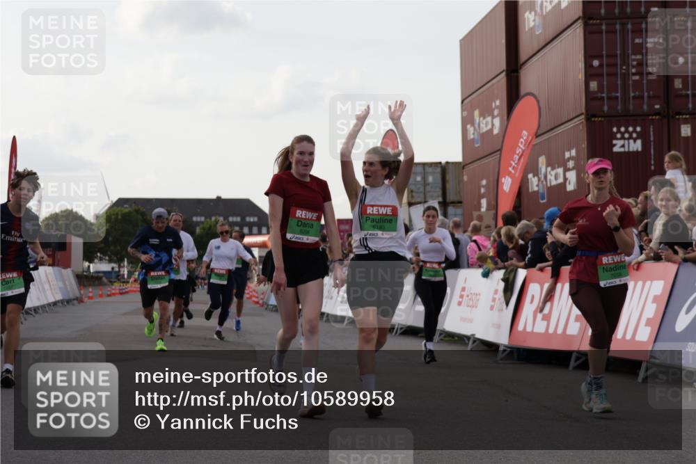 03.10.2026 - Köhlbrandbrückenlauf Yannick Fuchs http://msf.ph/oto/10589958 03.10.2026 16:14:32 Ziel 7055, 7100, 7101, 7102, 7256, 7257, 7597, 8180, 8206, 8528, 8529, 8967, 9030, 9319 meine-sportfotos.de