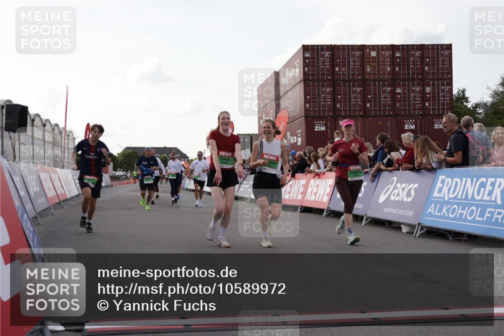 03.10.2026 - Köhlbrandbrückenlauf Yannick Fuchs http://msf.ph/oto/10589972 03.10.2026 16:14:33 Ziel 7055, 7100, 7101, 7102, 7256, 7257, 7597, 8180, 8206, 8402, 8528, 8529, 9030, 9319 meine-sportfotos.de
