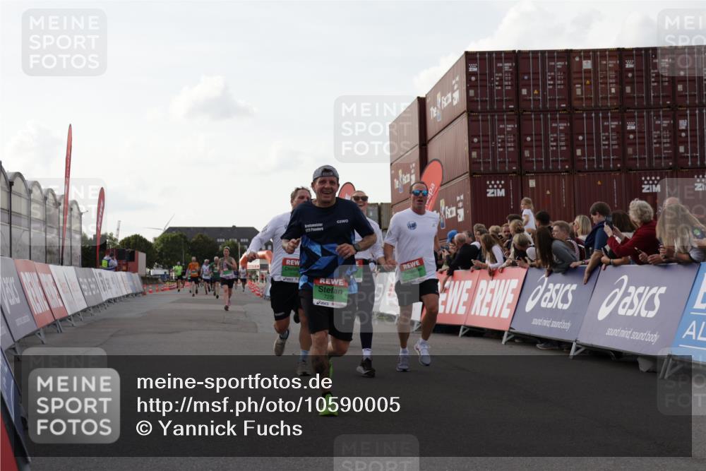 03.10.2026 - Köhlbrandbrückenlauf Yannick Fuchs http://msf.ph/oto/10590005 03.10.2026 16:14:36 Ziel 7055, 7100, 7101, 7102, 7256, 7257, 8180, 8206, 8402, 8528, 8529, 9319 meine-sportfotos.de