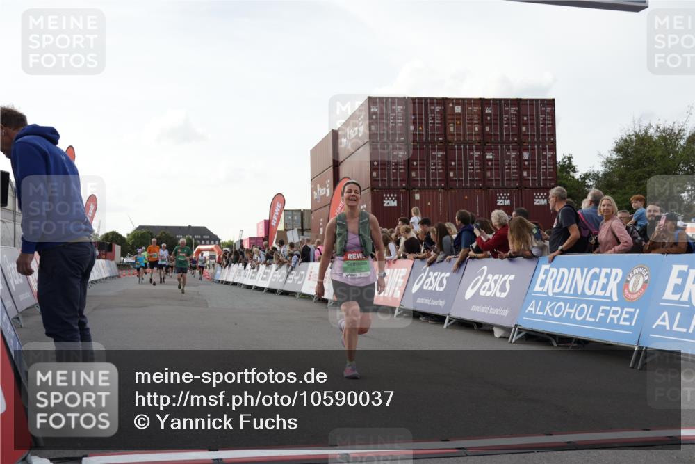 03.10.2026 - Köhlbrandbrückenlauf Yannick Fuchs http://msf.ph/oto/10590037 03.10.2026 16:14:42 Ziel 7100, 7101, 7102, 8402, 8528, 8529, 8855, 8905 meine-sportfotos.de