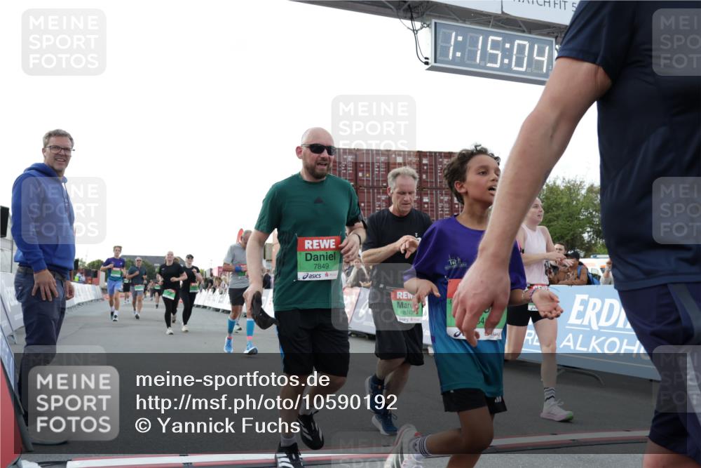 03.10.2026 - Köhlbrandbrückenlauf Yannick Fuchs http://msf.ph/oto/10590192 03.10.2026 16:15:05 Ziel 7643, 7848, 7849, 7952, 8420, 8453, 8482, 8608, 8615, 8619, 8684, 8743, 8774, 8779, 8848, 8871, 8913, 9023, 9066, 9097, 9123, 9488, 9769 meine-sportfotos.de