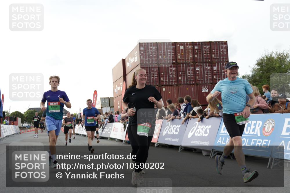 03.10.2026 - Köhlbrandbrückenlauf Yannick Fuchs http://msf.ph/oto/10590202 03.10.2026 16:15:07 Ziel 7848, 7849, 7952, 8420, 8453, 8482, 8608, 8615, 8619, 8743, 8774, 8779, 8848, 8871, 8913, 9023, 9066, 9097, 9123, 9488, 9769, 9823 meine-sportfotos.de