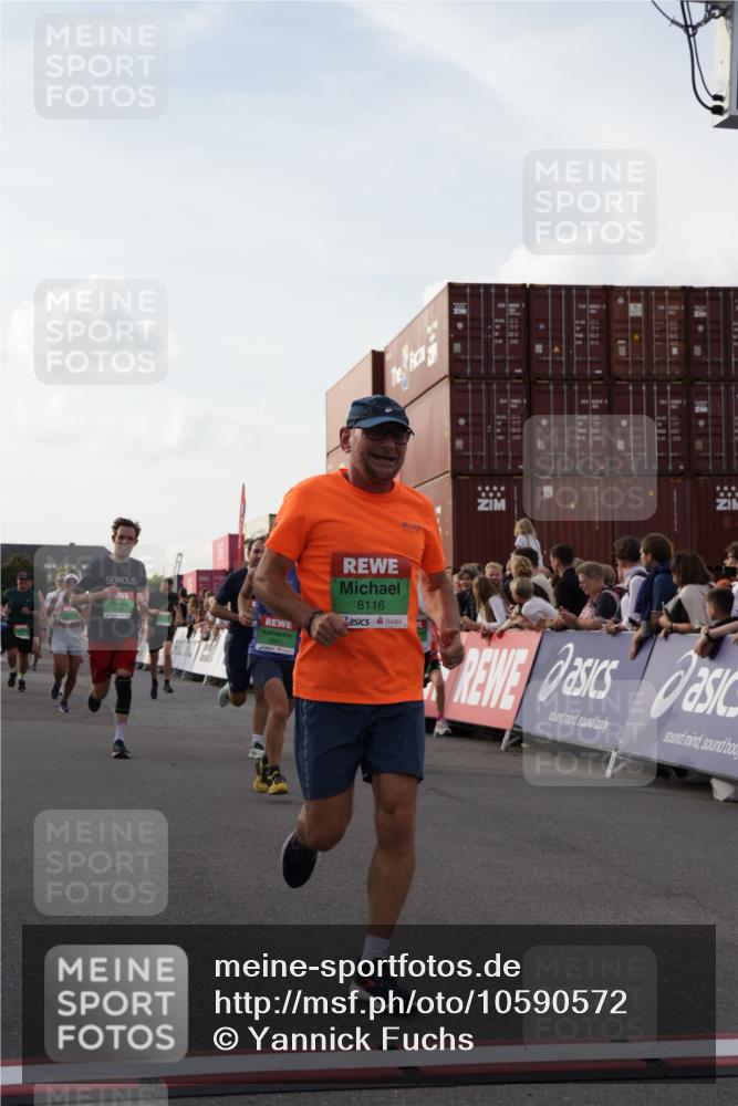 03.10.2026 - Köhlbrandbrückenlauf Yannick Fuchs http://msf.ph/oto/10590572 03.10.2026 16:15:54 Ziel 7003, 7239, 7286, 7683, 7781, 7792, 7989, 8116, 8307, 8555, 8606, 8693, 8908, 8951, 8988, 9194, 9557, 9728, 9819 meine-sportfotos.de