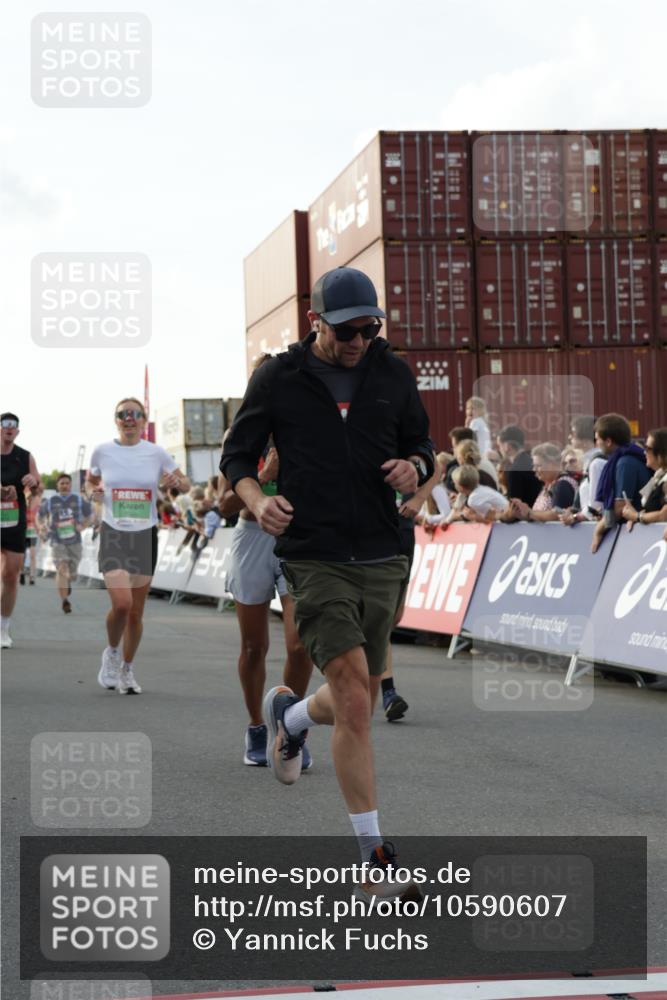 03.10.2026 - Köhlbrandbrückenlauf Yannick Fuchs http://msf.ph/oto/10590607 03.10.2026 16:15:58 Ziel 7003, 7023, 7076, 7239, 7678, 7683, 7792, 7904, 7919, 8116, 8307, 8555, 8606, 8693, 8951, 8988, 9117, 9194, 9728, 9819 meine-sportfotos.de