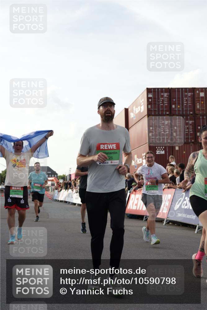 03.10.2026 - Köhlbrandbrückenlauf Yannick Fuchs http://msf.ph/oto/10590798 03.10.2026 16:16:20 Ziel 7215, 7216, 7264, 7430, 7725, 7971, 8086, 8401, 8472, 8575, 8696, 8785, 9280 meine-sportfotos.de