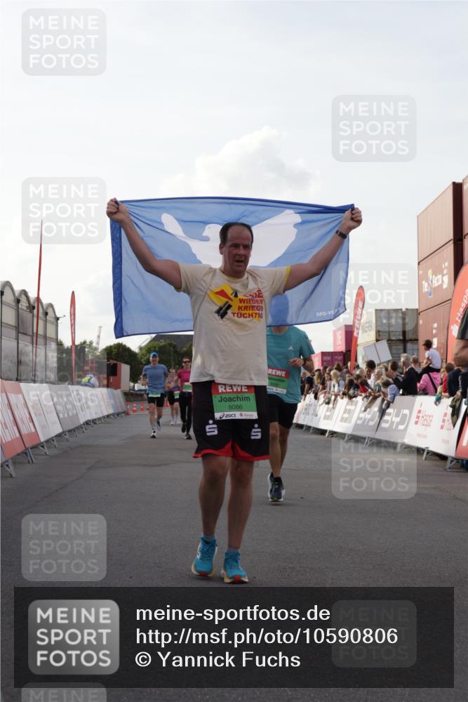 03.10.2026 - Köhlbrandbrückenlauf Yannick Fuchs http://msf.ph/oto/10590806 03.10.2026 16:16:22 Ziel 7006, 7007, 7215, 7216, 7264, 7430, 7725, 7971, 8086, 8401, 8472, 8575, 8785, 9280 meine-sportfotos.de