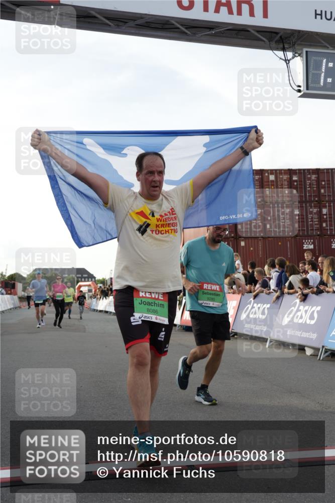 03.10.2026 - Köhlbrandbrückenlauf Yannick Fuchs http://msf.ph/oto/10590818 03.10.2026 16:16:24 Ziel 7006, 7007, 7215, 7216, 7430, 7725, 8086, 8401, 8472, 8539, 8575, 8785, 9280 meine-sportfotos.de
