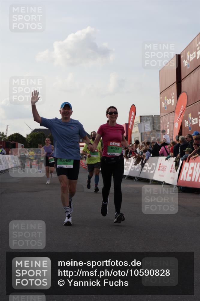 03.10.2026 - Köhlbrandbrückenlauf Yannick Fuchs http://msf.ph/oto/10590828 03.10.2026 16:16:27 Ziel 7006, 7007, 7215, 7216, 8006, 8086, 8539, 8575, 8785, 9280 meine-sportfotos.de