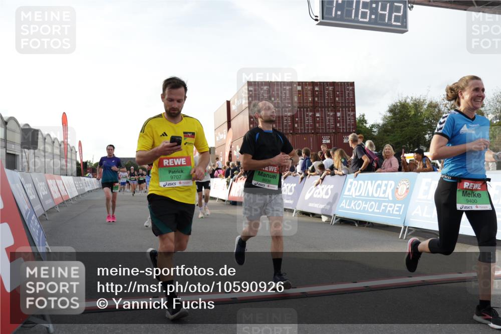03.10.2026 - Köhlbrandbrückenlauf Yannick Fuchs http://msf.ph/oto/10590926 03.10.2026 16:16:43 Ziel 7289, 7691, 8150, 8161, 8213, 8352, 8457, 8492, 8674, 8787, 8936, 9088, 9098, 9104, 9400, 9707, 9771, 9806 meine-sportfotos.de